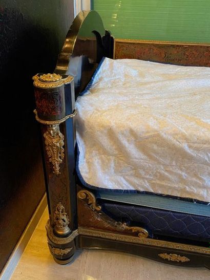 Veneer bed and Boulle type marquetry,

Chiseled...