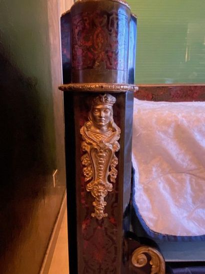 Veneer bed and Boulle type marquetry,

Chiseled...