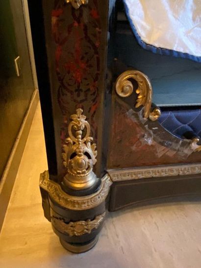 Veneer bed and Boulle type marquetry,

Chiseled...