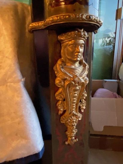 Veneer bed and Boulle type marquetry,

Chiseled...