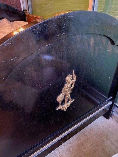 Veneer bed and Boulle type marquetry,

Chiseled...