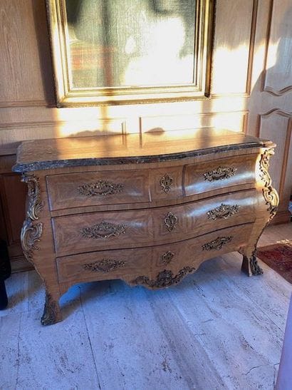 Veneer chest of drawers opening by five drawers...