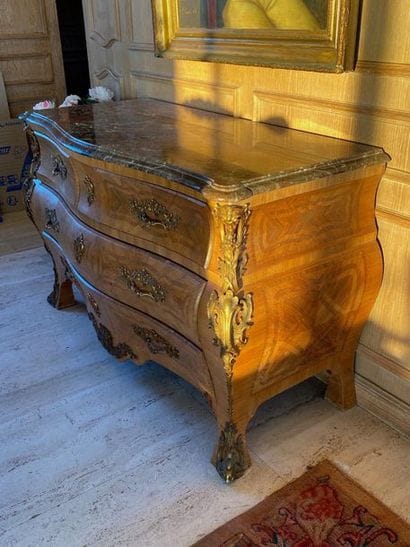 Veneer chest of drawers opening by five drawers...