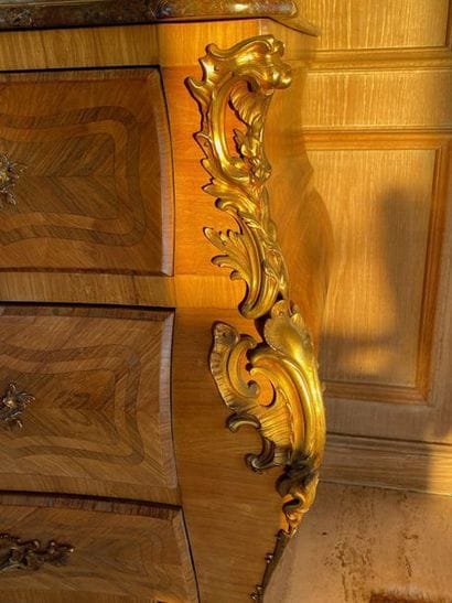 Veneer chest of drawers opening by five drawers...