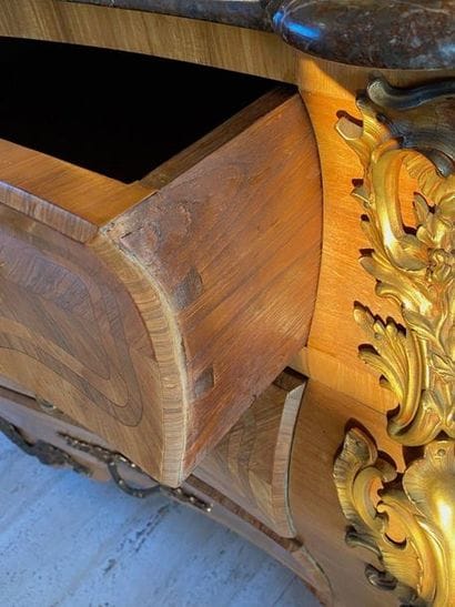 Veneer chest of drawers opening by five drawers...