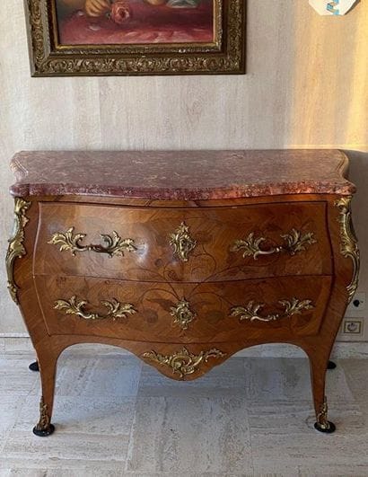 Veneer chest of drawers opening by two drawers...