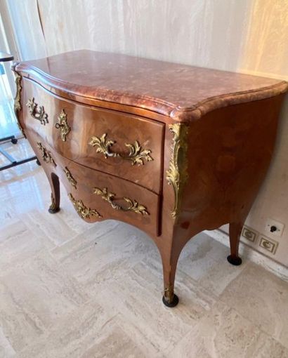 Veneer chest of drawers opening by two drawers...