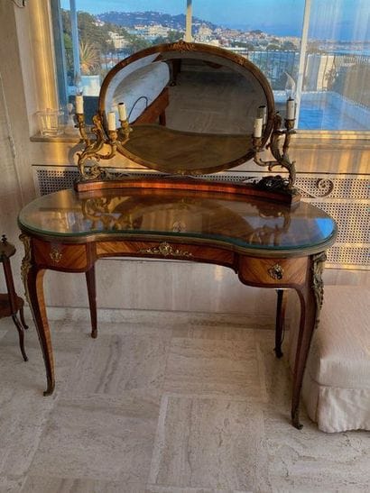 Veneer dressing table opening by three drawers...