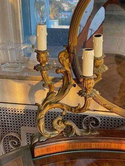Veneer dressing table opening by three drawers...