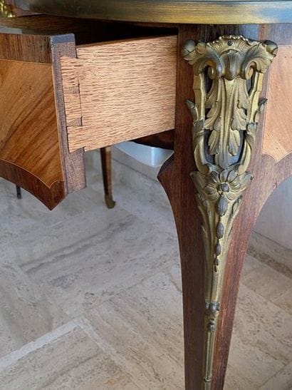 Veneer dressing table opening by three drawers...