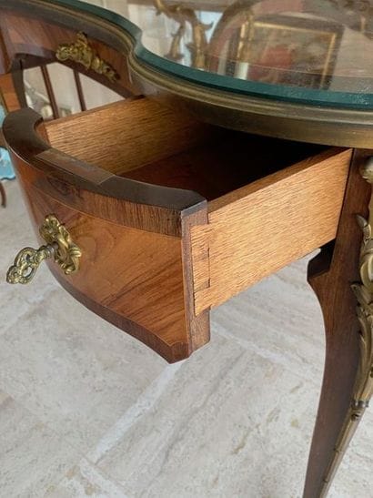 Veneer dressing table opening by three drawers...