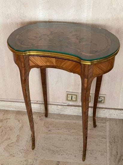 Small kidney-shaped flying table in veneer...