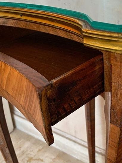 Small kidney-shaped flying table in veneer...