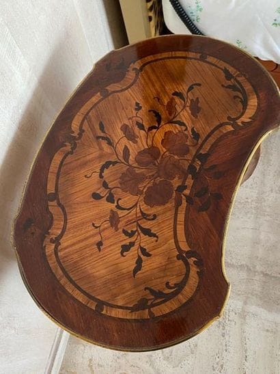 Small kidney-shaped flying table in veneer...