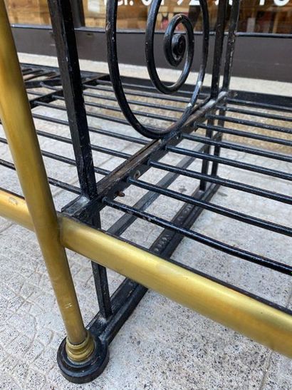 Baker's shelf

Black wrought iron and brass...