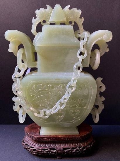 Covered pot in green hard stone

China

25...
