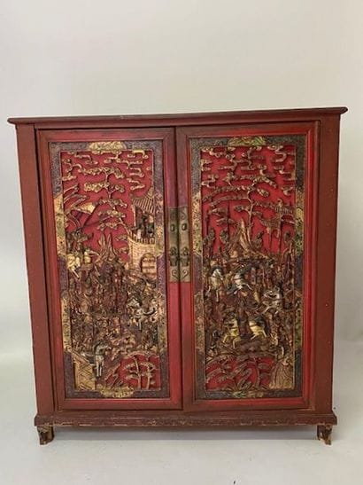 Red lacquered and gilded wooden cabinet with...