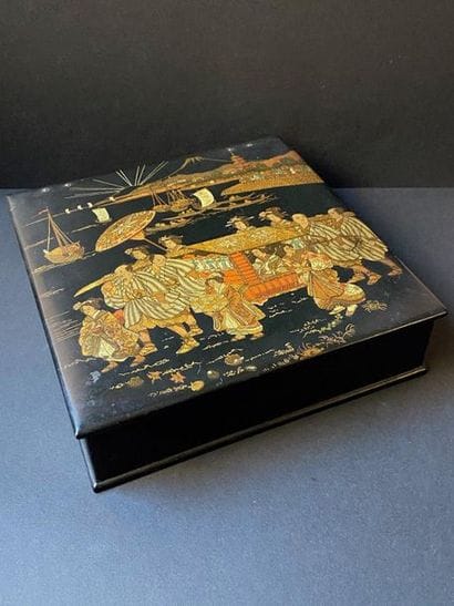 Black lacquered toilet bag with golden characters...