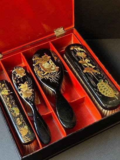 Black lacquered toilet bag with golden characters...