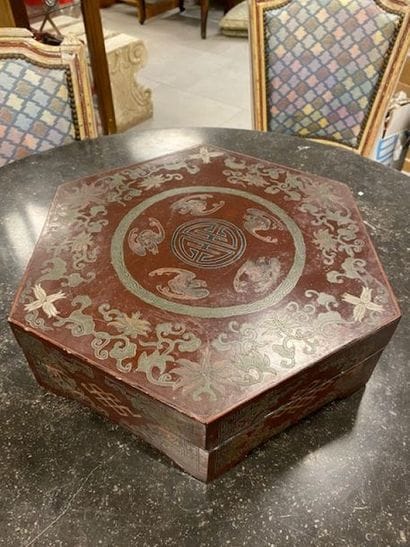 Octagonal box covered in Chinese lacquer...