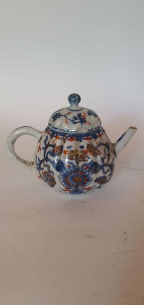 Imari porcelain teapot with floral decoration...