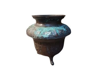 Tripod bronze vase

China  H: 34; D: 36 cm...