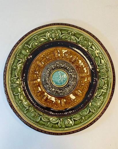 CHOOSE THE KING

Important dish in barbotine...
