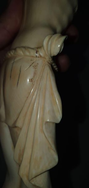 Christ en ivoire sculpté

Porte une signature...