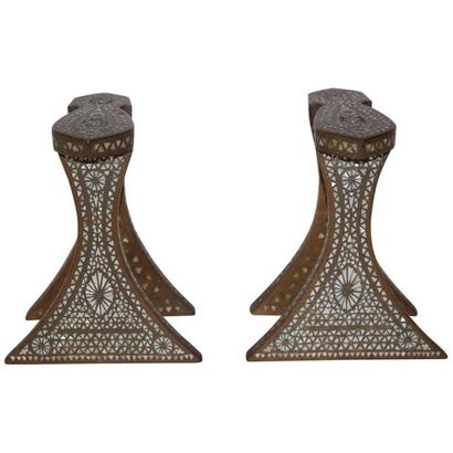 Paire d'appui-pieds syrien en bois et nacre,...