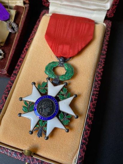 Ensemble de médailles divers et décorations...