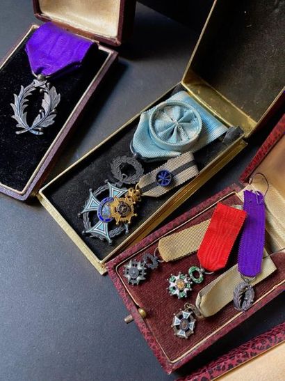 Ensemble de médailles divers et décorations...