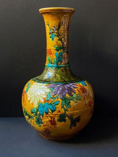 Théodore DECK (1823-1891)

Vase en faïence...