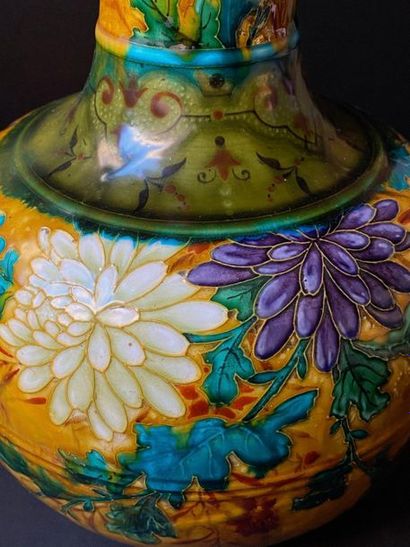 Théodore DECK (1823-1891)

Vase en faïence...