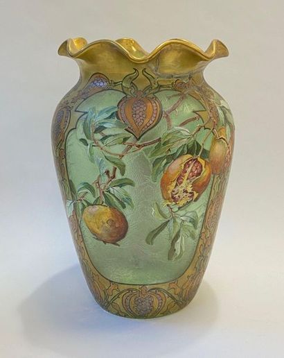 MONTJOYE

Important vase en verre givré vert...