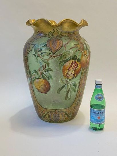 MONTJOYE

Important vase en verre givré vert...