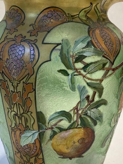 MONTJOYE

Important vase en verre givré vert...