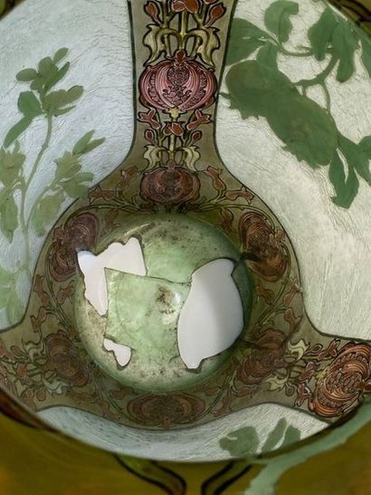 MONTJOYE

Important vase en verre givré vert...