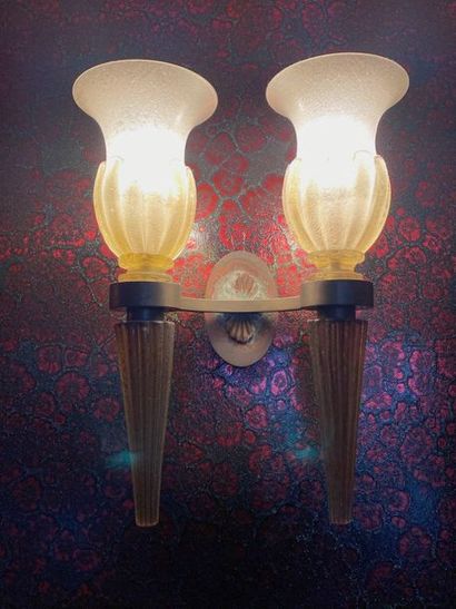 Paire d’appliques en bronze et verre de Murano

Travail...