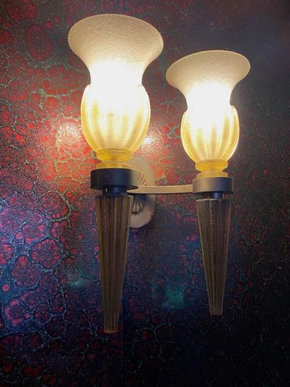 Paire d’appliques en bronze et verre de Murano

Travail...