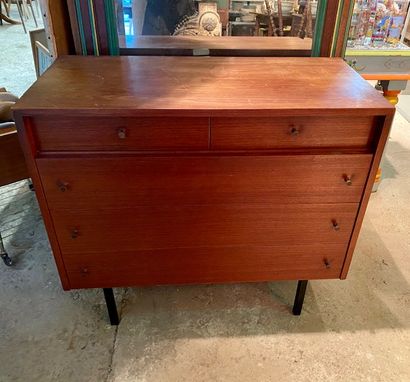 Travail des années 1950

Commode en bois...