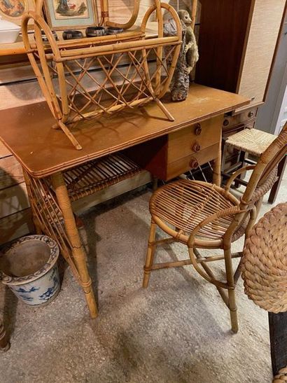 AUDOUX MINET

Bureau et chaise en rotin 

Plaque...