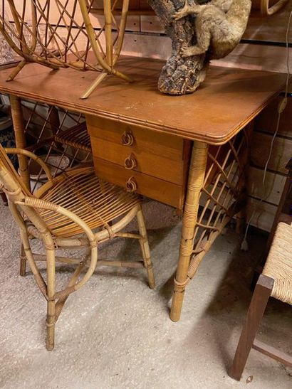 AUDOUX MINET

Bureau et chaise en rotin 

Plaque...