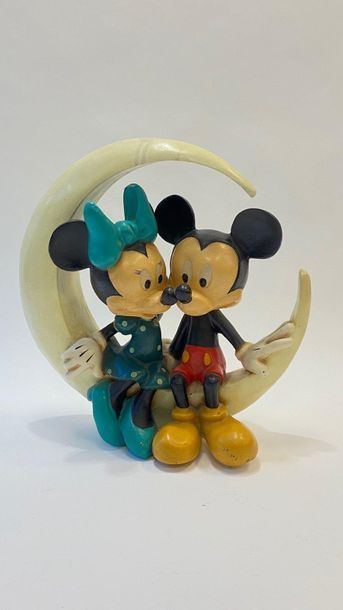 DISNEY

Mickey et Minnie sur la lune en résine

H...