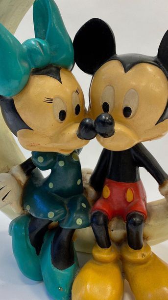 DISNEY

Mickey et Minnie sur la lune en résine

H...