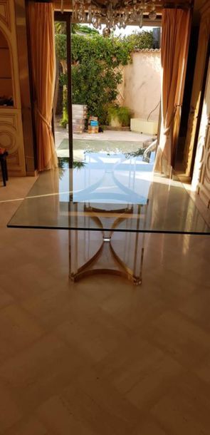 Importante table à manger avec piètement...