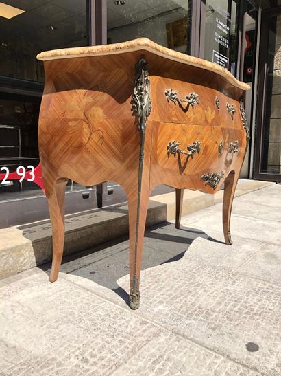 Commode en bois de placage ouvrant par deux...