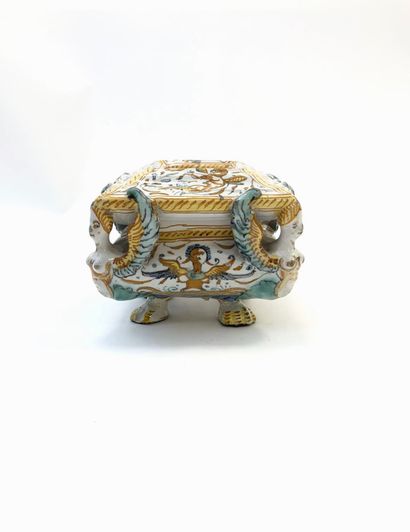 Salière de table en majolique d'Urbino

Début...