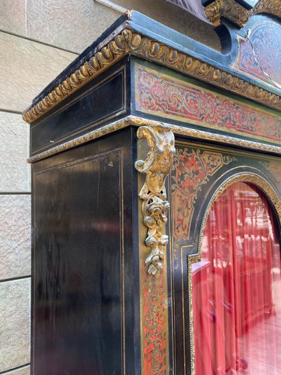 Armoire ouvrant par deux portes vitrées en...