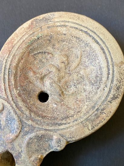 Trois lampes romaines en terre cuite. 

Une...