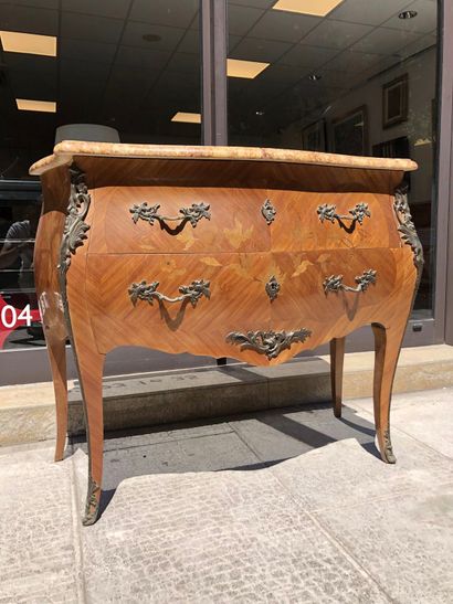Commode en bois de placage ouvrant par deux...